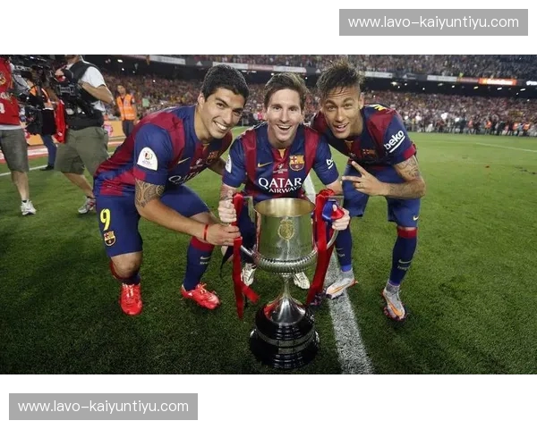 内马尔的华丽舞步与苏亚雷斯的致命一击：绿茵场上的双子星传奇